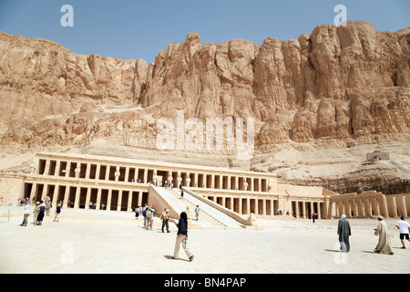 I turisti che visitano il tempio mortuario di Hatshepsut, Deir el-Bahri, Luxor, Egitto Foto Stock