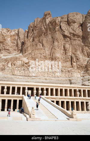 I turisti che visitano il tempio mortuario di Hatshepsut (Deir el-Bahri) a Luxor, Egitto Foto Stock