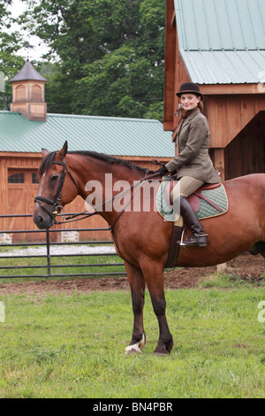 Signora donna a cavallo vestiti a cacciare in rat catcher outfit Foto Stock