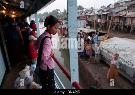 Myanmar. La Birmania. Kan Bat città. La gita in traghetto pubblico di Labutta nel delta Ayeryarwadi Foto Stock