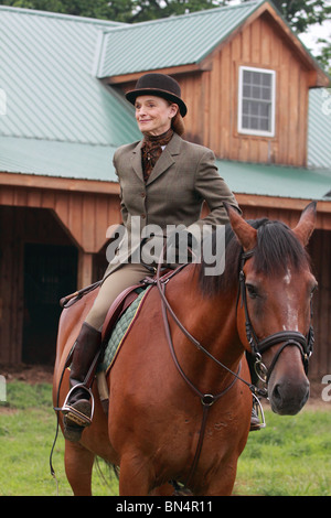 Signora donna a cavallo vestiti a cacciare in rat catcher outfit Foto Stock