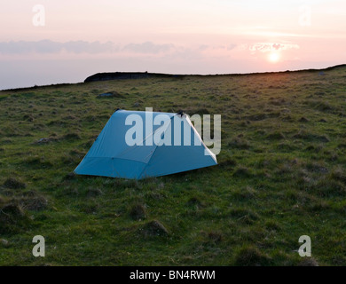 Campeggio selvaggio vicino Dinger Tor al tramonto. Okehampton gamma NP Dartmoor Devon UK Foto Stock