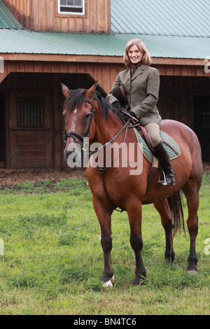 Signora donna a cavallo vestiti a cacciare in rat catcher outfit Foto Stock