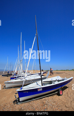 Barche sulla spiaggia prima di correre al laser 2000 della serie Millennium incontro aperto a Snettisham, Norfolk 23/5/2010. Foto Stock