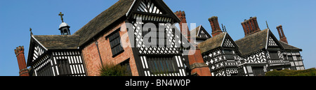 Regno Unito, Inghilterra, Cheshire, Stockport, Bramhall, Bramall Hall, dettagli architettonici, panoramica Foto Stock