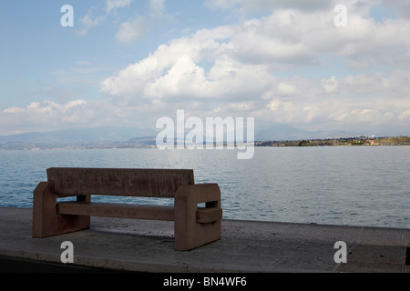 Panca che si affaccia sul Lago di Garda, Italia Foto Stock