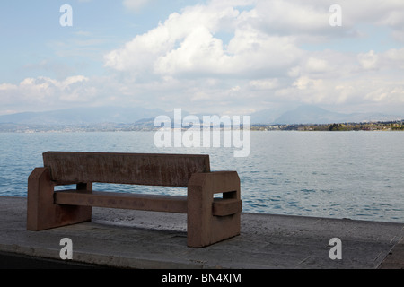 Panca che si affaccia sul Lago di Garda, Italia Foto Stock