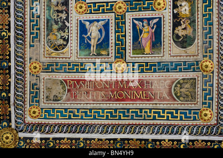 Il soffitto della Libreria Piccolomini entro il Duomo o Cattedrale di Siena, Toscana Foto Stock