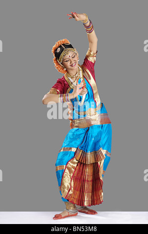 Una postura in bharat natyam Foto Stock