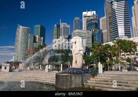 Merlion e il quartiere centrale degli affari di Singapore Foto Stock