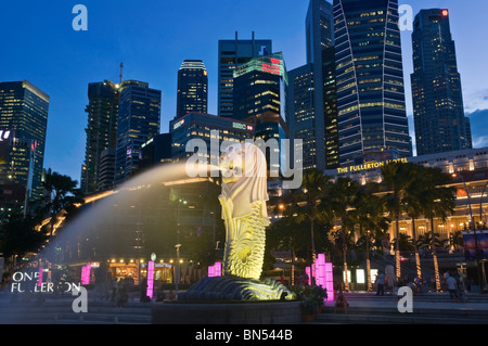 Merlion e il quartiere centrale degli affari di Singapore Foto Stock