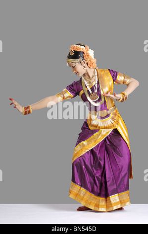 Vardhamankav una postura in bharat natyam Foto Stock