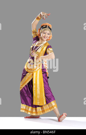 Una postura in Bharat natyam Foto Stock