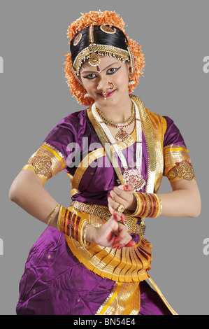 Kilaku una postura in bharat natyam Foto Stock