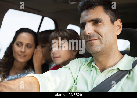 Uomo alla guida con la sua famiglia Foto Stock