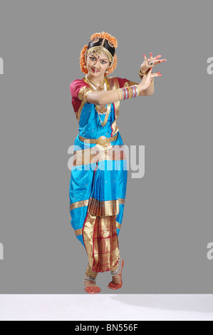 Krishna una postura in bharat natyam Foto Stock