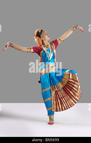 Una postura in bharat natyam Foto Stock