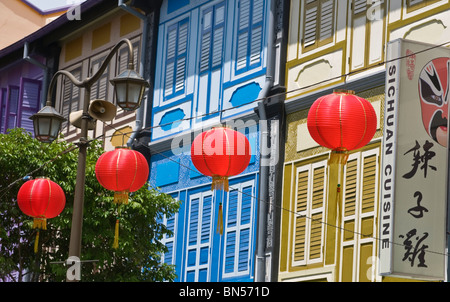 Lanterne rosse e le tradizionali botteghe Chinatown di Singapore Foto Stock