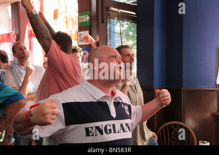 In Inghilterra i tifosi di calcio guardando la Coppa del Mondo 2010 partita contro la Germania in un pub di Londra Foto Stock