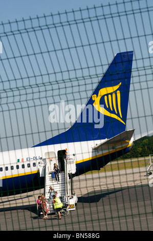 Foto di stock di una pinna di coda di un Ryan air piano su asfalto all'Aeroporto Limoges. Foto Stock