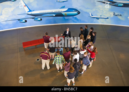 Tour di gruppo nella Air Force One Pavillion presso il Ronald Reagan Presidential Library and Museum di Simi Valley California Foto Stock