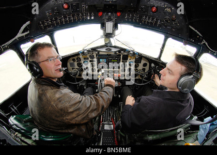 I piloti John Dodd & Jon Corley con Douglas DC3 Dakota G-AMPY Foto Stock