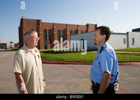 Correzzione officer e detenuto a parlare in cantiere. Il Nebraska penitenziario statale a Lincoln, Nebraska, Stati Uniti d'America. Foto Stock