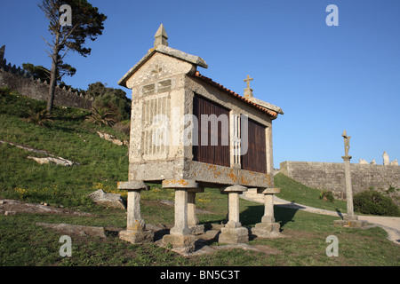 Galiziana tradizionale sollevato grain store a Baiona, Rias Bajas, Galizia, Spagna Foto Stock