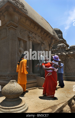 India Tamil Nadu Mamallapuram popolo indiano visitando il Panch Rathas, un insieme monolitico di altari del VII secolo Foto Stock