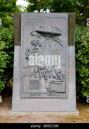 Il monumento a Grovers Mill, New Jersey, segna lo sbarco immaginario marziano dalla trasmissione di Orson Welles del 1938 "War of the Worlds". Foto Stock