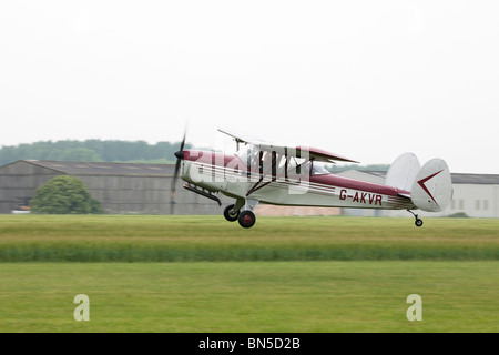 Chrislea CH3 Super Ace Skyjeep Serie 4 G-AKVR il decollo dalla pista di atterraggio di Aviosuperficie Breighton Foto Stock