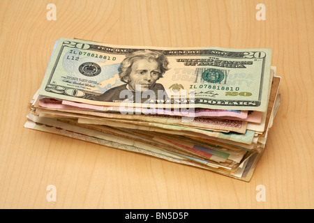 Pila di moneta internazionale note 20 dollari Dollaro sulla parte superiore Foto Stock