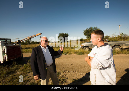 Parole officer visitando parolee nel campo. Il check in e assicurandosi che il parolee è in grado di soddisfare le esigenze di parole. Foto Stock