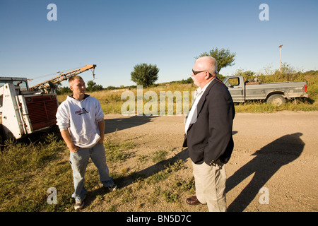 Parole officer visitando parolee nel campo. Il check in e assicurandosi che il parolee è in grado di soddisfare le esigenze di parole. Foto Stock