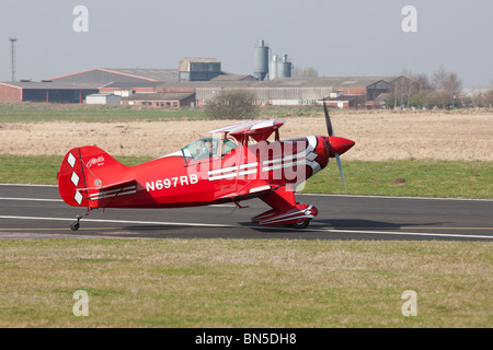 Pitts S-1T speciali N697RB rullaggio lungo la pista di atterraggio di Aviosuperficie Sandtoft Foto Stock