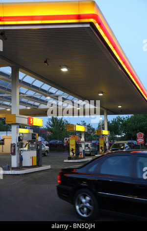 Un distributore di benzina Shell, Berlino, Germania Foto Stock