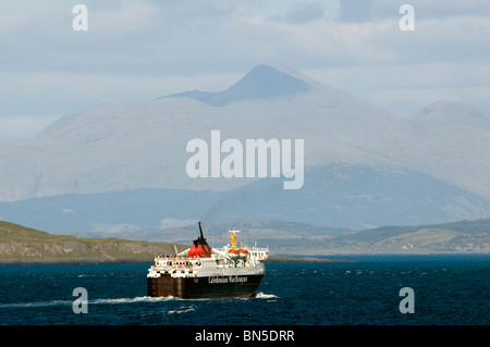 Caledonian Macbrayne traghetto il 'Isle of Mull' lasciando Oban Harbour, Scotland, Regno Unito Foto Stock