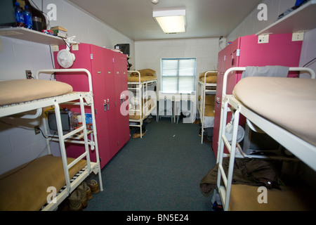In stile dormitorio cella al comunicato di lavoro bassa prigione di sicurezza. Cella costruito per quattro detenuti house otto a causa di eccessivo affollamento. Foto Stock
