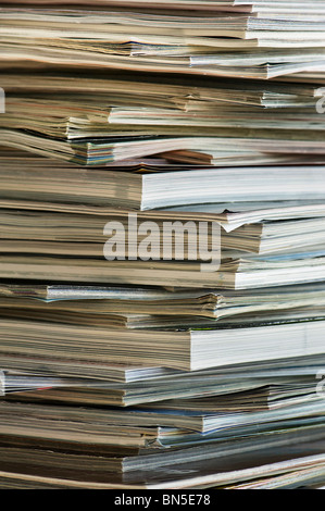 L'immagine verticale dei bordi della pila pila di riviste. Foto Stock