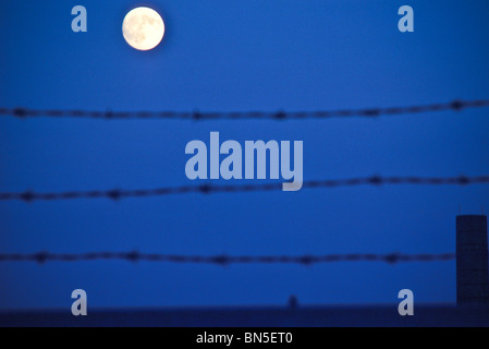 La luna piena illumina risplende più nitida del filo di spazio di copia Foto Stock