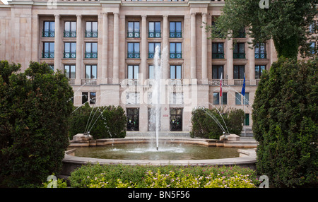 Ministero delle Finanze edificio del centro di Varsavia, in Polonia con la fontana di fronte al vecchio edificio in pietra Foto Stock