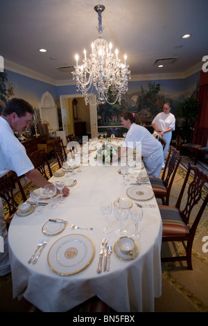 I detenuti dal rilascio di lavoro impostazione delle tabelle per un membro cena presso il Nebraska Governor Mansion. Lincoln, Nebraska, Stati Uniti d'America. Foto Stock
