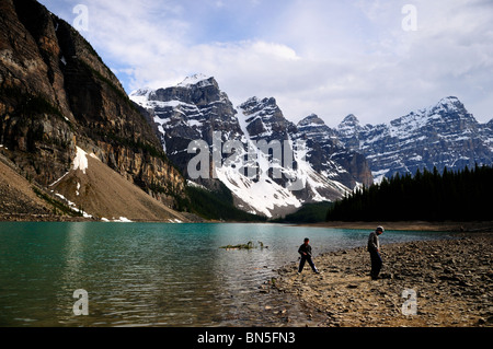 Due ragazzi giocare intorno al Lago Moraine. Il Parco Nazionale di Banff, Alberta, Canada. Foto Stock