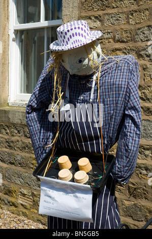 'Caldo lo spaventapasseri pie' venditore. Una mostra a Wray Spaventapasseri Festival, nel villaggio di Wray, vicino a Lancaster, England, Regno Unito Foto Stock