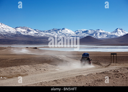 A quattro ruote motrici jeep attraversa la altiplano vicino a Laguna Verde nella Reserva Eduardo Avaroa in Bolivia Foto Stock