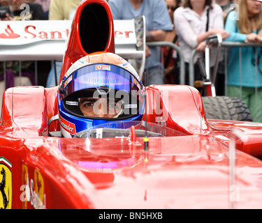 Driver Ferrari Marc Gene aziona una Ferrari F1 auto al Goodwood Festival della velocità 2010 Foto Stock