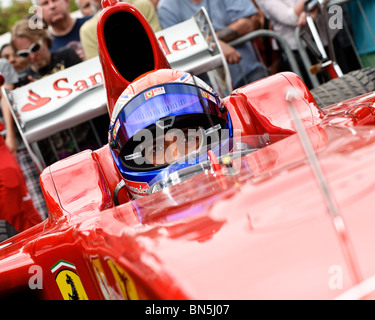 Driver Ferrari Marc Gene aziona una Ferrari F1 auto al Goodwood Festival della velocità 2010 Foto Stock