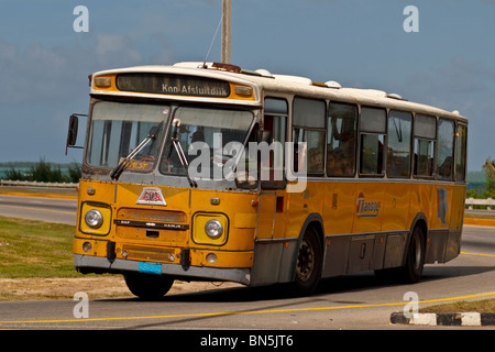 Bus olandese ridefinito per uso in Cuba. Foto Stock