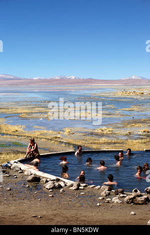 L'Aguas Termales hot springs nel sud altiplano deserto vicino alla Laguna Verde in Bolivia Foto Stock