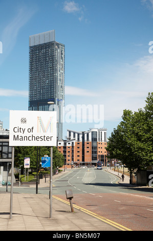 Guardando verso il centro della città di Manchester dal City road con Beetham Tower e Hilton hotel Foto Stock